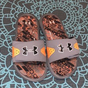 Under Armour boys 1Y slides